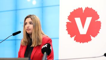 Vänsterpartiets partiledare Nooshi Dadgostar (V) vid en pressträff i riksdagens presscenter. Foto: Ali Lorestani / TT