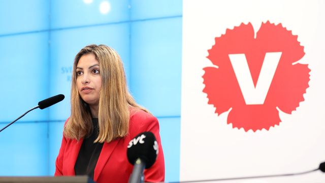 Vänsterpartiets partiledare Nooshi Dadgostar (V) vid en pressträff i riksdagens presscenter. Foto: Ali Lorestani / TT