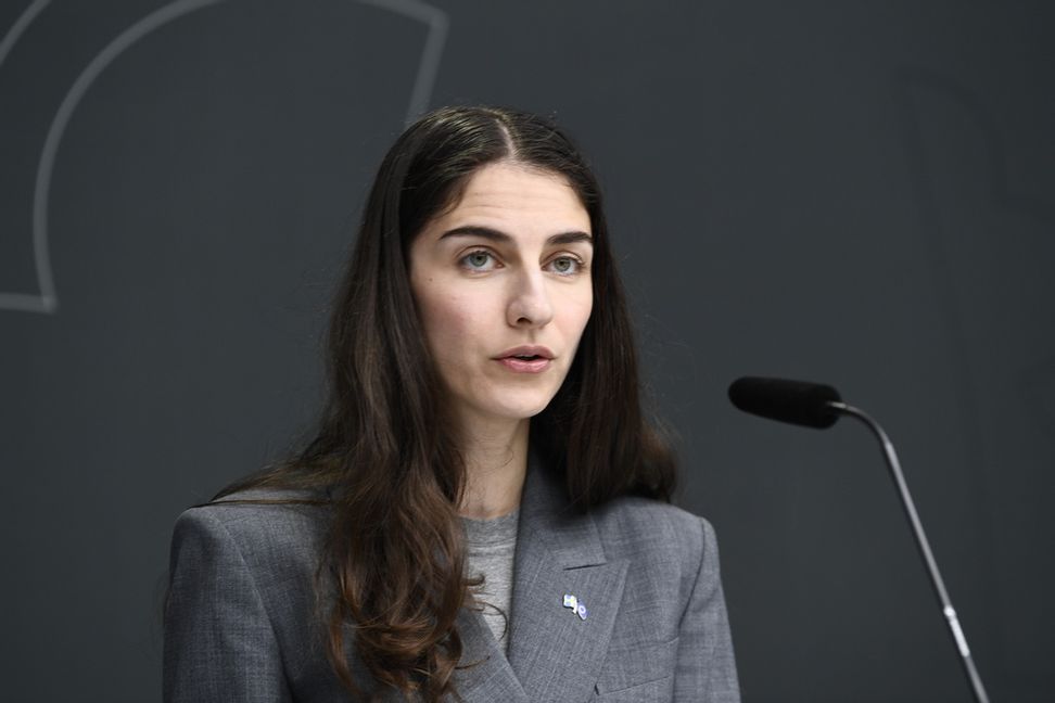 Nomineringarna för Romina Pourmokhtari (L) droppar in inför det extra landsmötet senare i maj. Foto: Lars Schröder/TT