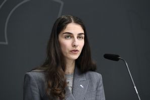 Nomineringarna för Romina Pourmokhtari (L) droppar in inför det extra landsmötet senare i maj. Foto: Lars Schröder/TT