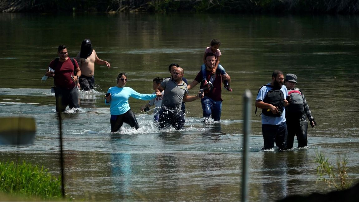 A group of migrants mainly from Venezuela wade through the Rio Grande as they cross the U.S.-Mexico border, Wednesday, June 16, 2021, in Del Rio, Texas. Photo: Eric GayAP/TT