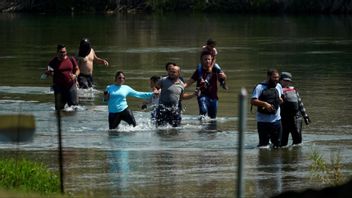 A group of migrants mainly from Venezuela wade through the Rio Grande as they cross the U.S.-Mexico border, Wednesday, June 16, 2021, in Del Rio, Texas. Photo: Eric GayAP/TT