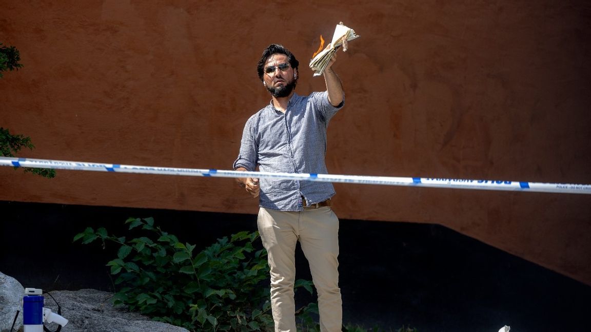 Salwan Momika från Irak bränner en koran utanför Stockholms moskén på Södermalm. Foto: Stefan Jerrevång/TT