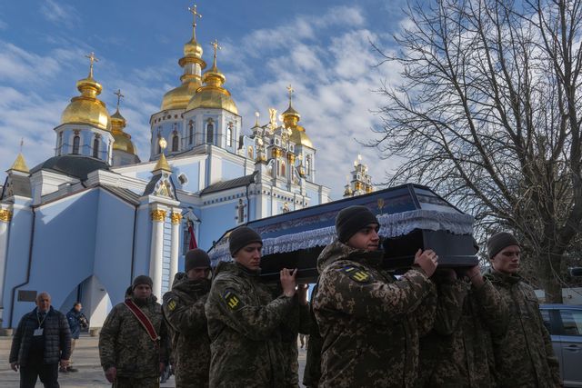 Soldater i Kiev bär en kista med en 18-årig soldat som stupat i den ryska invasionskriget i Ukraina. Arkivbild. Foto: Arkivbild Efrem Lukatsky/AP/TT