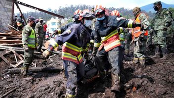 Räddningsarbetet som pågår i Quito, Ecuador. Foto: Dolores Ochoa/AP/TT