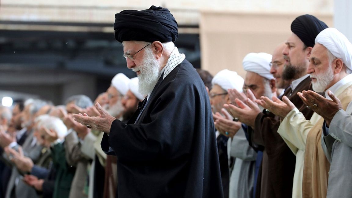 Irans högste ledare, ayatolla Ali Khamenei, har svurit att hämnas förra veckans dödliga israeliska anfall mot Irans konsulat i Damaskus. Här ber Khamenei vid högtidlighållandet av id på onsdagen. Foto: AYATOLLANS KANSLI VIA AP/TT