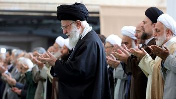 Irans högste ledare, ayatolla Ali Khamenei, har svurit att hämnas förra veckans dödliga israeliska anfall mot Irans konsulat i Damaskus. Här ber Khamenei vid högtidlighållandet av id på onsdagen. Foto: AYATOLLANS KANSLI VIA AP/TT