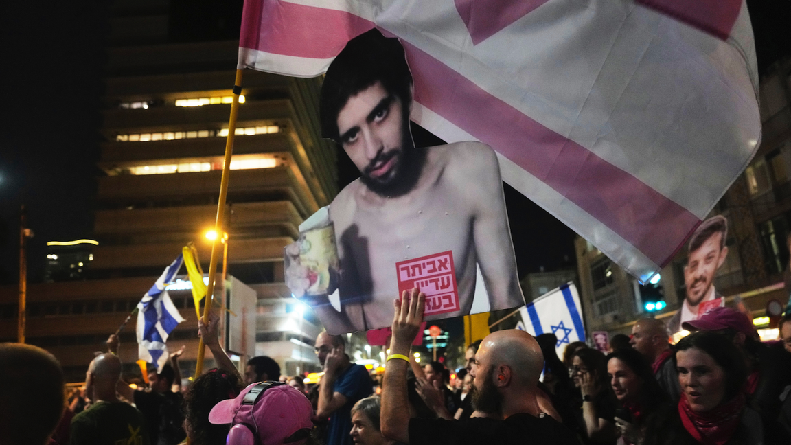 Bild från augusti. En demonstrant håller upp ett foto av gisslan Evyatar David under en protest i Tel Aviv som kräver frigivning av alla gisslan från Hamas. Foto: Ariel Schalit/AP/TT