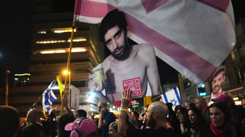 Bild från augusti. En demonstrant håller upp ett foto av gisslan Evyatar David under en protest i Tel Aviv som kräver frigivning av alla gisslan från Hamas. Foto: Ariel Schalit/AP/TT