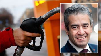 ”Viktig signal” vid pumpen, enligt energiminister Khashayar Farmanbar (S). Foto: Pontus Lundahl/Fredrik Persson/TT