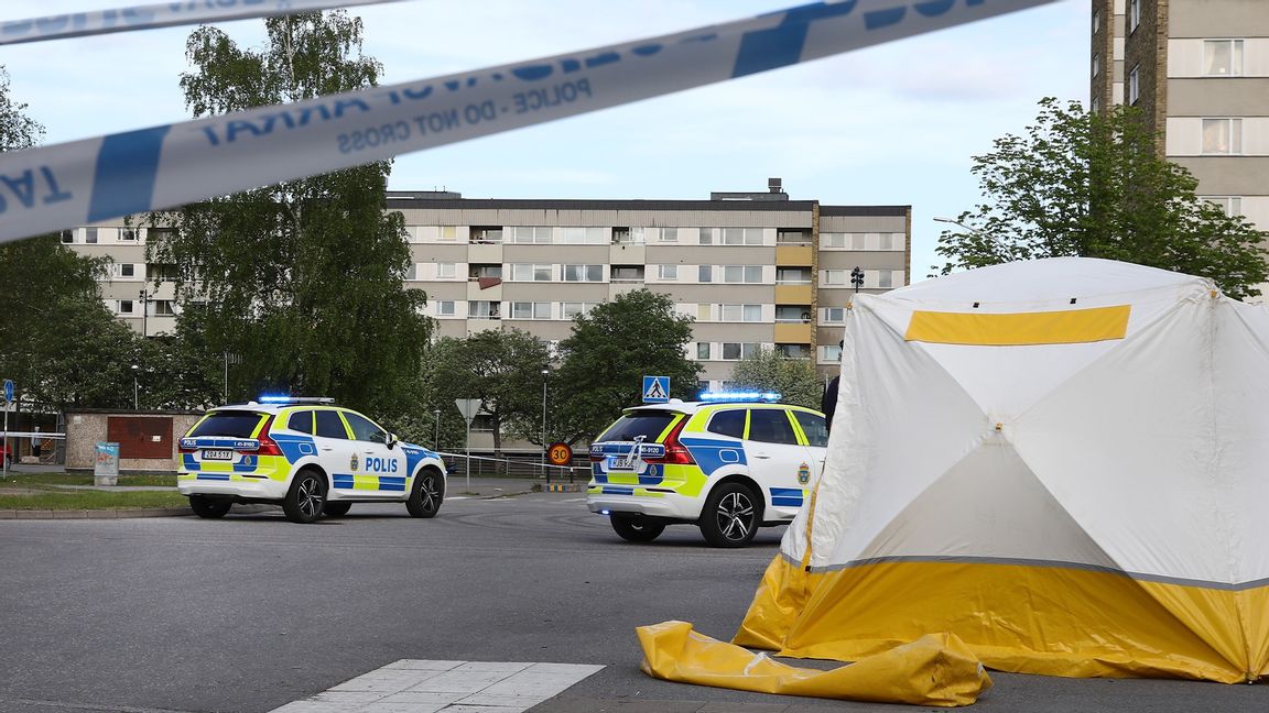 Polistält över platsen där mordoffret hittades allvarligt skadad. Foto: Per Karlsson / TT
