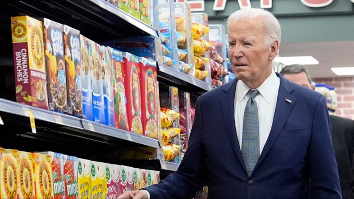 Joe Biden på besök i en matbutik. Foto: Susan Walsh/AP