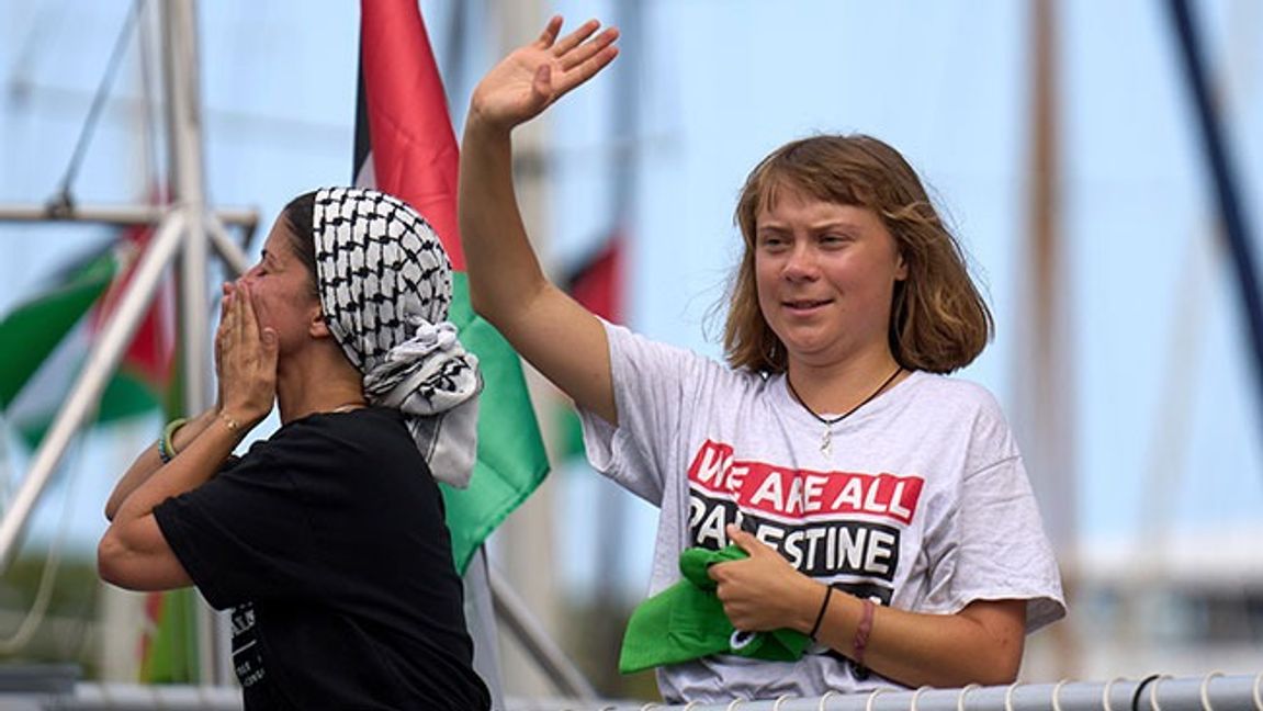 Greta Thunberg på en av Gazaflottans båtar. Bild: AP Photo/Emilio Morenatti