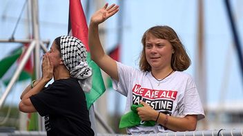 Greta Thunberg på en av Gazaflottans båtar. Bild: AP Photo/Emilio Morenatti