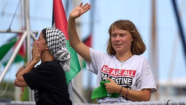 Greta Thunberg på en av Gazaflottans båtar. Bild: AP Photo/Emilio Morenatti