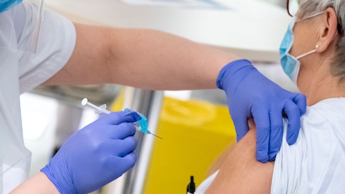 Ingen av de tre godkända vaccinleverantörerna har lyckats leverera vaccin i den mängd som utlovats. FOTO: Johan Nilsson/TT.