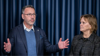 Svenska kraftnäts avgående generaldirektör Per Eckemark, tillsammans med Lotta Medelius-Bredhe, som satt på posten innan Eckemark. Foto: Johan Nilsson/TT