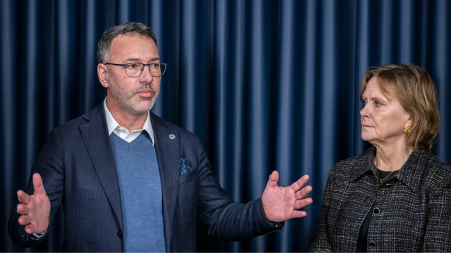 Svenska kraftnäts avgående generaldirektör Per Eckemark, tillsammans med Lotta Medelius-Bredhe, som satt på posten innan Eckemark. Foto: Johan Nilsson/TT