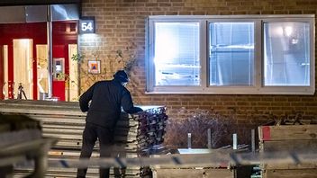 Polis på plats efter att en lägenhet blivit beskjuten på Söderkulla i Malmö natten till torsdagen. Foto: Johan Nilsson / TT 