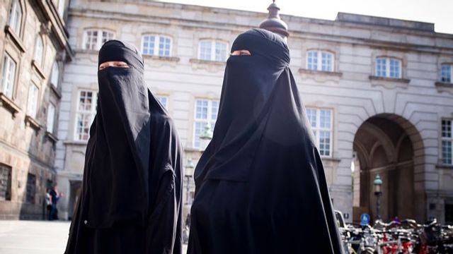 Kvinnor klädda i niqab i Köpenhamn. Foto: Mads Claus Rasmussen/AP/TT.