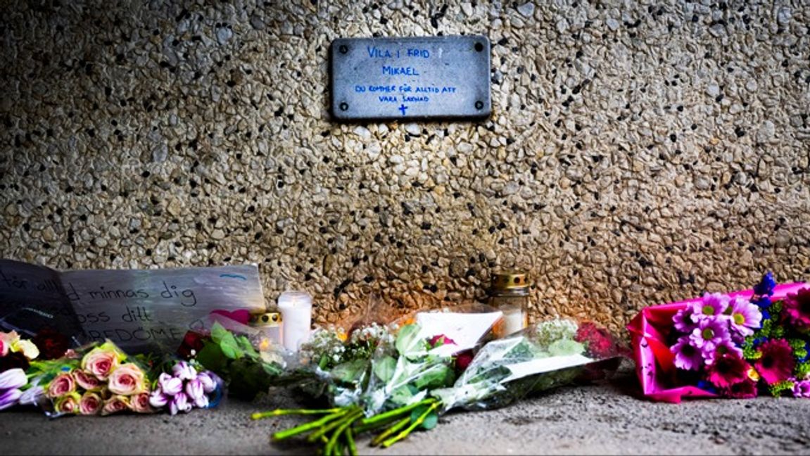 Platsen där Mikael Janicki brutalt mördades är fylld med blommor. Foto: Christine Olsson/TT