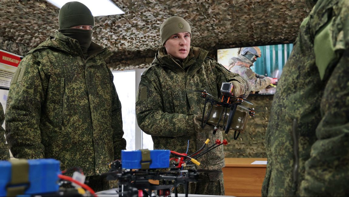 Leningrads militärdistrikt är det område som gränsar till Baltikum. Här syns soldater tillhörande distriktet som lär sig att hantera drönare under utbildning den 2 februari 2026. Men hur stort är hotet mot Baltikum från en allt modernare rysk armé i närtid egentligen? Foto: Rysslands försvarsministerium