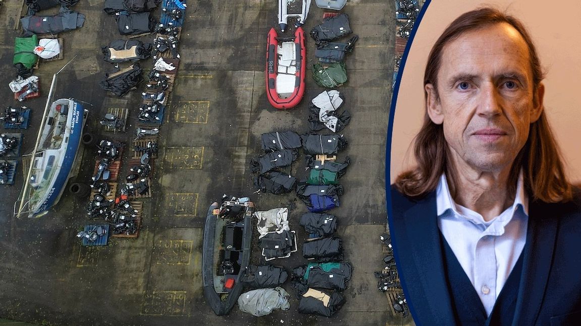 Upplag med båtar, uppblåsbara gummiflottar och båtmotorer som beslagtagits från migranter som illegalt tagit sig till Storbritannien över Engelska kanalen från Frankrike. Foto: AP/TT