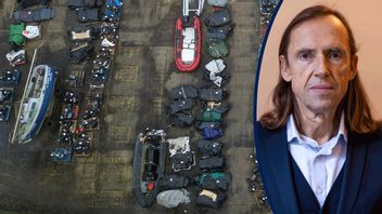 Upplag med båtar, uppblåsbara gummiflottar och båtmotorer som beslagtagits från migranter som illegalt tagit sig till Storbritannien över Engelska kanalen från Frankrike. Foto: AP/TT