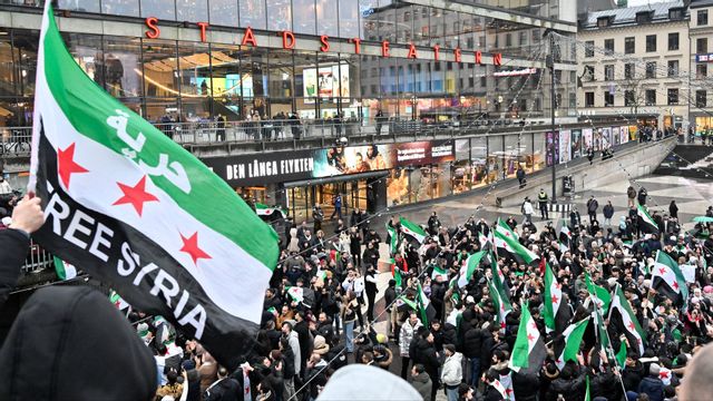 Syrier manifesterade på Sergels torg i Stockholm i december 2024 när Assadregimen föll. Nu debatterar SD möjligheterna till återvändande efter EU-domstolens nya tolkning. Foto: Jonas Ekströmer/TT