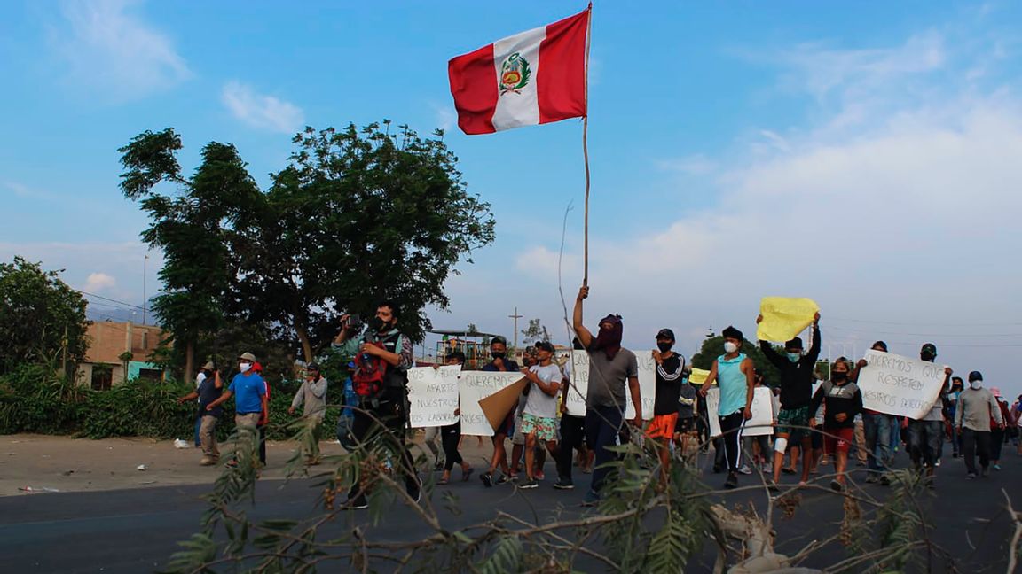 Jordbruksarbetare blockerar en bit av den panamerikanska landsvägen i höjd med Virú i norra Peru. Bilden är från den 30 december. Elmer Caceres/AP/TT