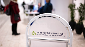 Arbetsförmedlingens statistik visar att mer än 33 000 personer fick arbete i oktober. Trots det står en majoritet av Sveriges kommuner inför en försörjningskris. Foto: Johan Nilsson/TT