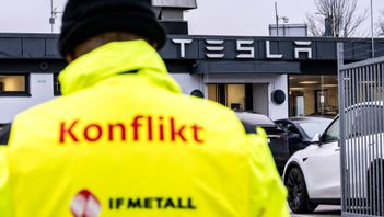 Anställda på Postnord sympatistrejkar eftersom Tesla inte tecknat kollektivavtal med IF Metall. Här är en strejkvakt från IF Metall utanför Tesla-anläggningen i Malmö. Foto: JOHAN NILSSON/TT