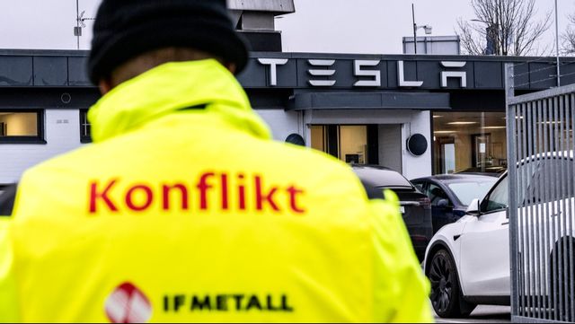 Anställda på Postnord sympatistrejkar eftersom Tesla inte tecknat kollektivavtal med IF Metall. Här är en strejkvakt från IF Metall utanför Tesla-anläggningen i Malmö. Foto: JOHAN NILSSON/TT