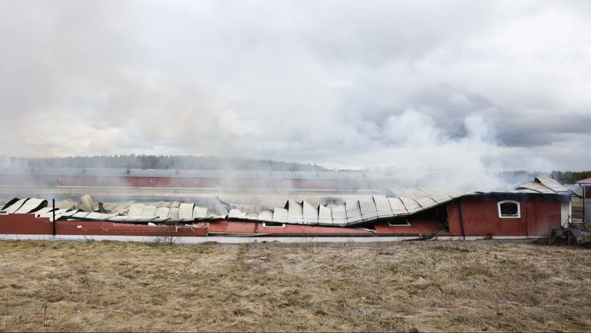 Byggnaden gick inte att rädda utan fick brinna ner till grunden. Foto: Stefan Jerrevång/TT