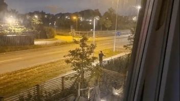 17-åringen utanför Khoshnoods hem. Foto: Polisen