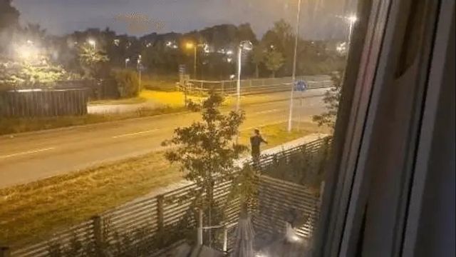 17-åringen utanför Khoshnoods hem. Foto: Polisen