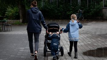 Mamma med två barn på promenad Foto: Mickan Mörk / TT /