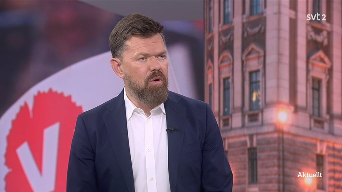 V:s partisekreterare Aron Etzler gav felaktiga uppgifter i Aktuellt. Foto: SVT