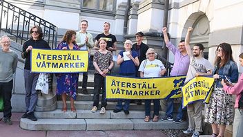 Aktivister från Återställ Våtmarker firar HD:s dom på onsdagen. Bild: Anna Hållams / TT 