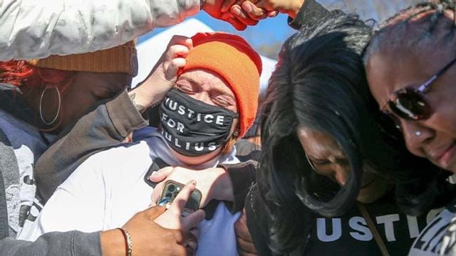 Människor firar utanför fängelset sedan den 41-årige mannen fått sitt dödsstraff omvandlat till livstids fängelse. Foto: Ian Maule/AP/TT