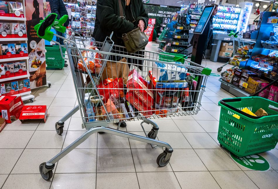 Köpkraften spås öka, samtidigt som konsumenterna fortsätter att vara återhållsamma. Arkivbild. Claudio Bresciani/TT