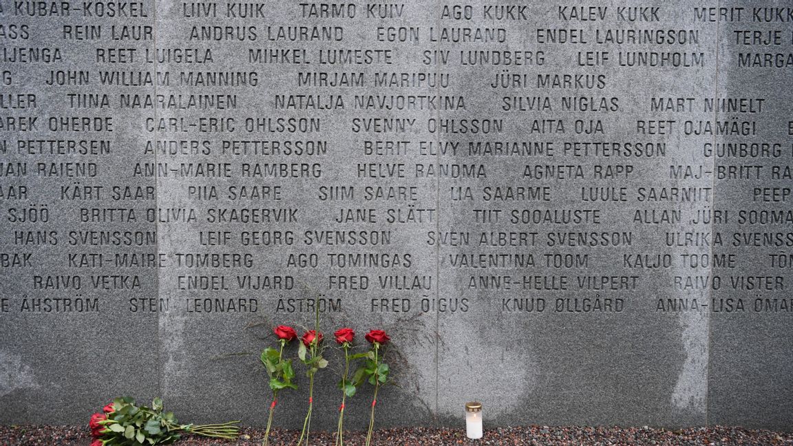 Blommor och ljus på plats vid minnesmonumentet. Foto: Janerik Henriksson/TT.