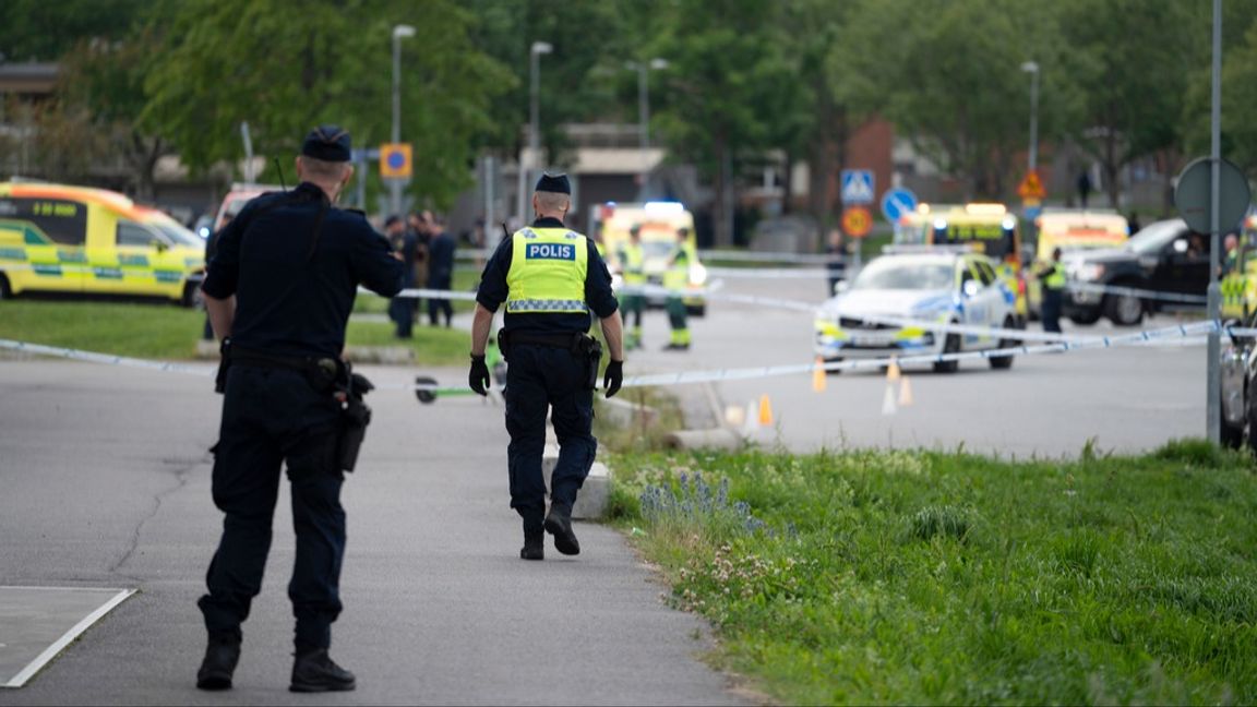 Polis på plats utanför Örebro moské i stadsdelen Vivalla efter en skottlossning med flera skadade i samband med fredagsbönen. Foto: Filip Grönroos/TT