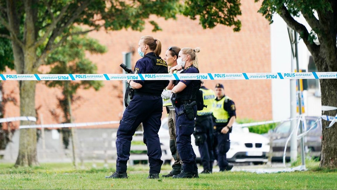 Polisens tekniker på plats efter skottlossningen i Kristianstad. Foto: Johan Nilsson/TT.