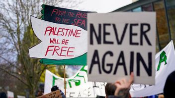 Ett plakat med texten ”From the river to the sea, Palestine will be free” syns vid en demonstration i Seattle, USA. Foto: Lindsey Wasson/AP/TT