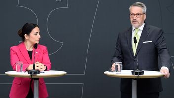 Kulturminister Parisa Liljestrand (M) tog emot utredningen från Göran Hägglund. Foto: Samuel Stéen/TT