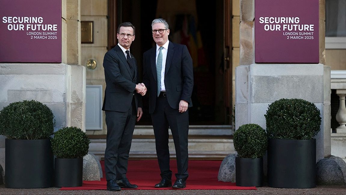 Statsminister Ulf Kristersson (M) anländer till säkerhetsmötet i London och hälsas välkommen av den brittiske premiärministern Keir Starmer. Foto: Toby Melville/AP/TT