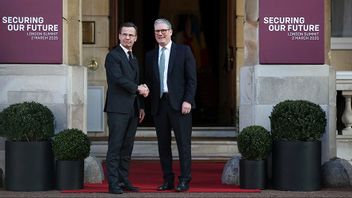 Statsminister Ulf Kristersson (M) anländer till säkerhetsmötet i London och hälsas välkommen av den brittiske premiärministern Keir Starmer. Foto: Toby Melville/AP/TT