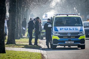 Polisen var på plats med en större insats på en skola i Limhamn i Malmö på torsdagen. Ett skarpladdat vapen beslagtogs och sex elever är misstänkta för grovt vapenbrott. Johan Nilsson/TT