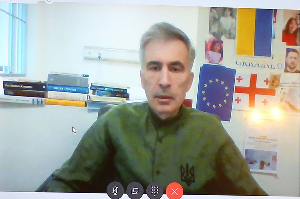 Georgiens tidigare president Micheil Saakasjvili i en domstolsförhandling via videolänk 2023. Foto: Irakli Gedenidze/pool photo via AP/TT